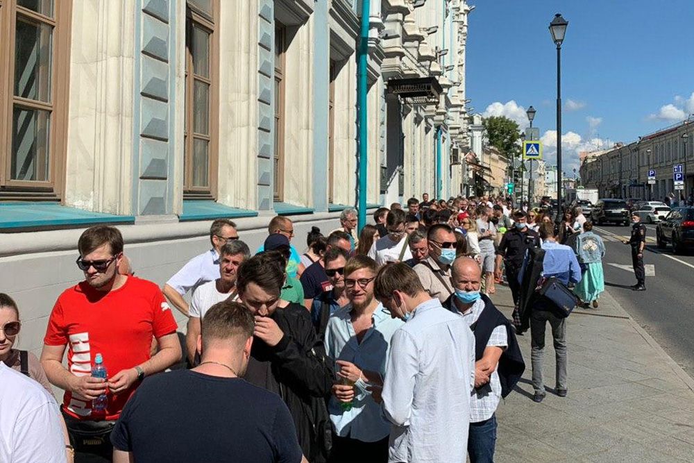 У посольства Беларуси в Москве выстроились очереди желающих проголосовать