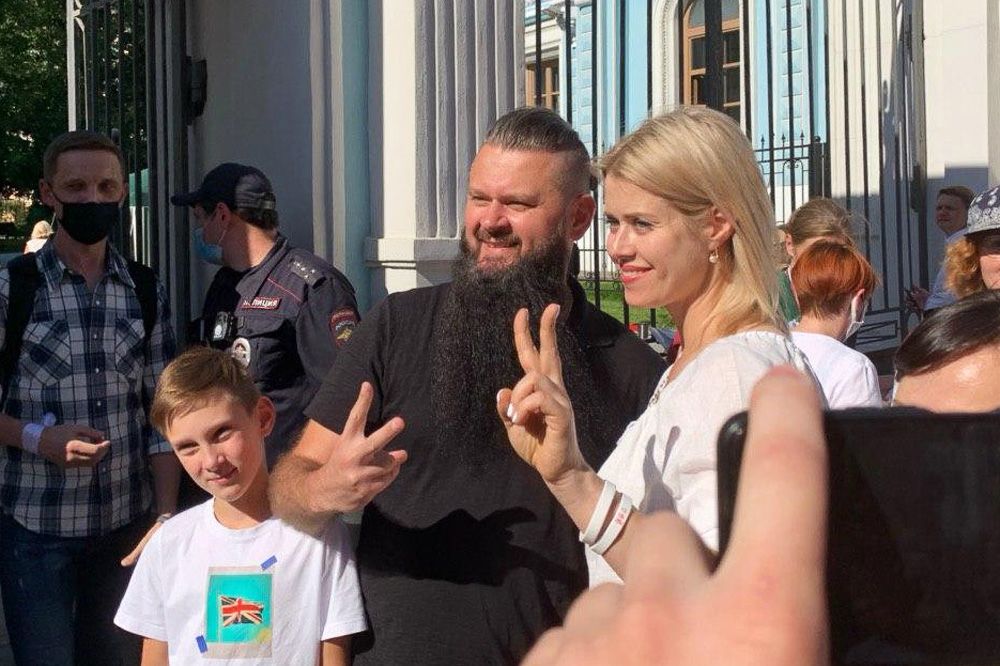 Вероника Цепкало пришла голосовать в посольство Беларуси в Москве